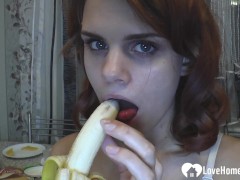 'Brunette babe show's her sucking skills on banana'