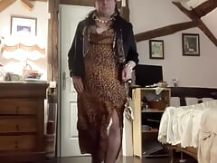 Outfit with a leopard slit dress for a night out
