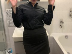 'Geschäftsfrau kommt nach Arbeit nach Haus, zieht sich aus und duscht sexy'